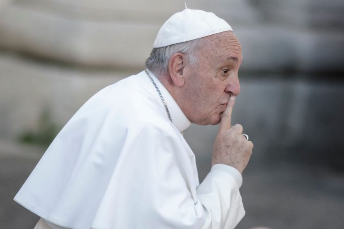 El papa dice que el aborto es como contratar a un sicario para resolver el problema