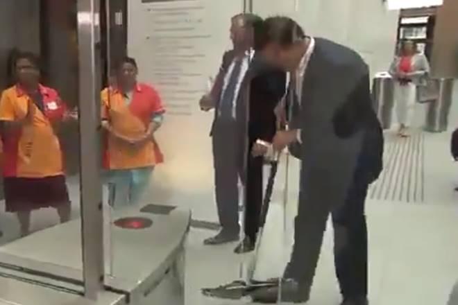 Primer ministro holandés derrama café en el Parlamento e insiste en limpiarlo él mismo