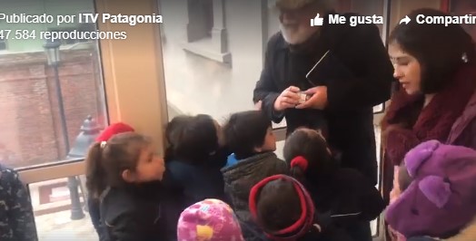 Niños y niñas confunden al alcalde de Laguna Blanca con el Viejito Pascuero
