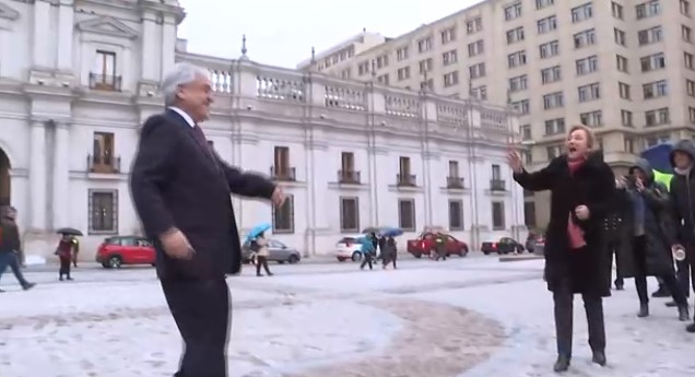 Cecilia Morel «bombardeó» con nieve a Piñera afuera de La Moneda