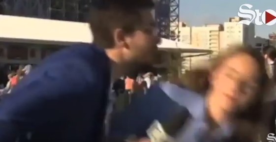 Insisten en el acoso: reportera se espantó con hincha que intentó besarla
