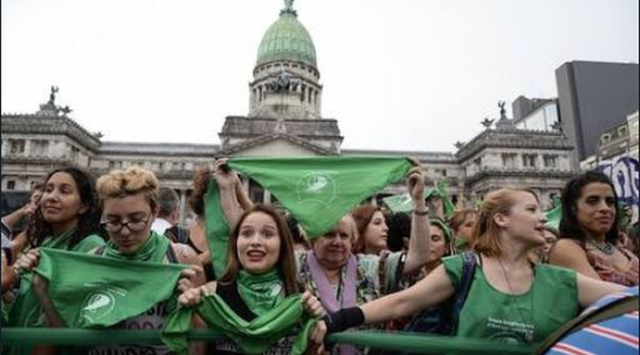 Así celebraron las mujeres en Argentina la aprobación de la ley para despenalizar el aborto libre