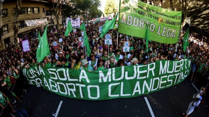 Paso histórico en Argentina: diputados aprueban despenalización del aborto