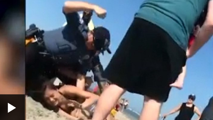 Las imágenes policiales de la violenta detención de una chica de 20 años en una playa de Estados Unidos