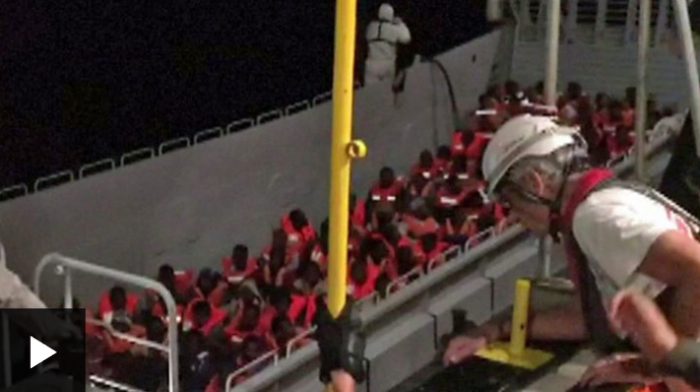 El momento en que el Aquarius, el barco rechazado por Italia y Malta, rescata a decenas de personas del Mediterráneo