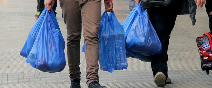 Entra en vigencia medida que elimina bolsas plásticas en el pequeño comercio