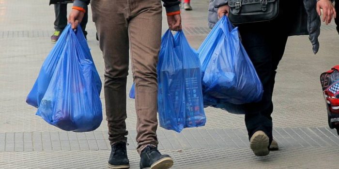 Fin de las bolsas plásticas hace temblar a productores: temen quiebra y prevén 3 mil despidos