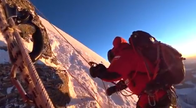 Osornino es el primer sudamericano en subir el Everest y Lhotse en una sola expedición