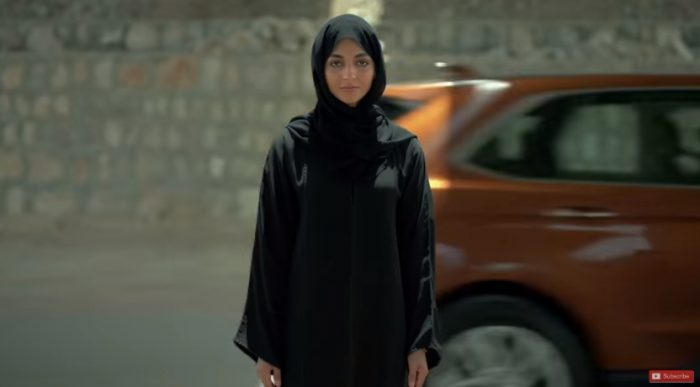 Marca automovilística da polémica bienvenida a mujeres árabes como nuevas consumidoras