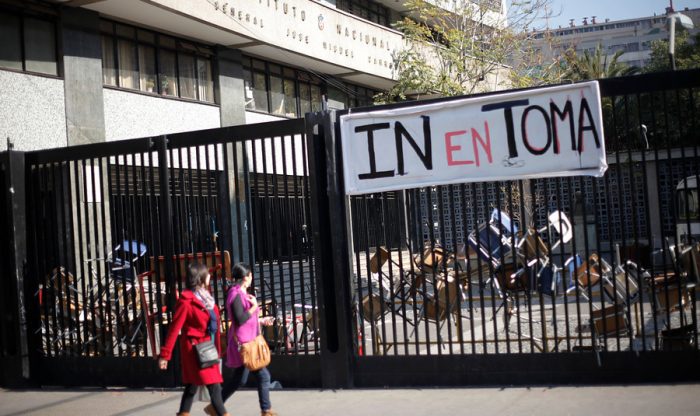 Apoderados del Instituto Nacional se querellan por violento desalojo de los estudiantes