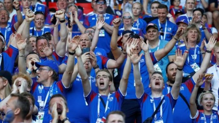 Los islandeses celebraron en el Spartak con un multitudinario saludo Vikingo