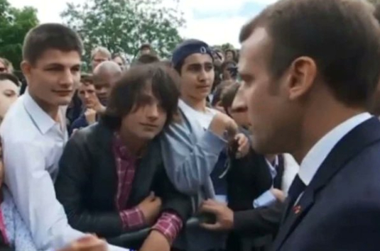 Macron a un estudiante que le llamó «Manu”: deja de hacer el imbécil y llámame “señor» o «presidente de la República»