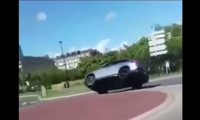 El absurdo accidente protagonizado por un Mercedes en Francia