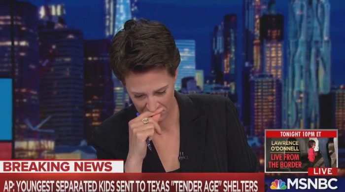 La presentadora de televisión Rachel Maddow se quiebra al aire dando noticia sobre niños migrantes