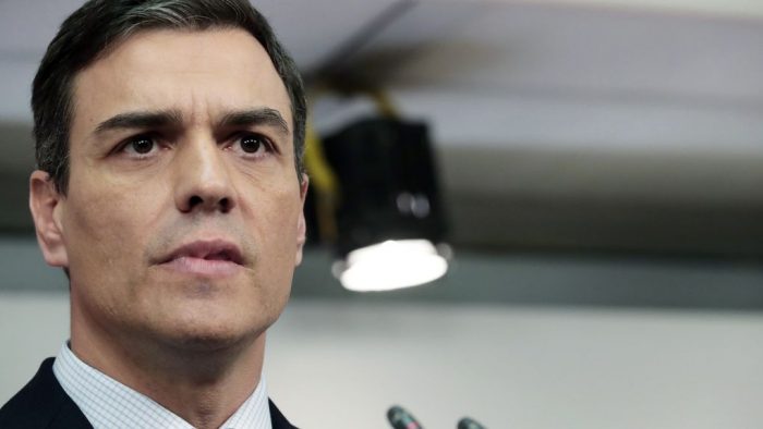 A lo Boric: presidente de España llama a no utilizar corbata para “ahorrar desde el punto de vista energético”
