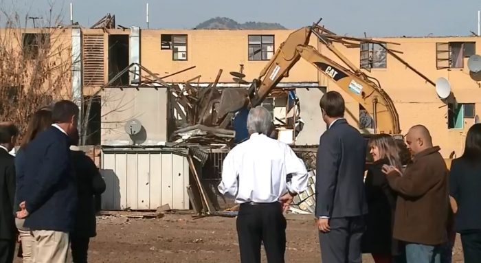 «Piñera, el constructor»: Presidente maneja la retroexcavadora durante demolición de viviendas en Bajos de Mena