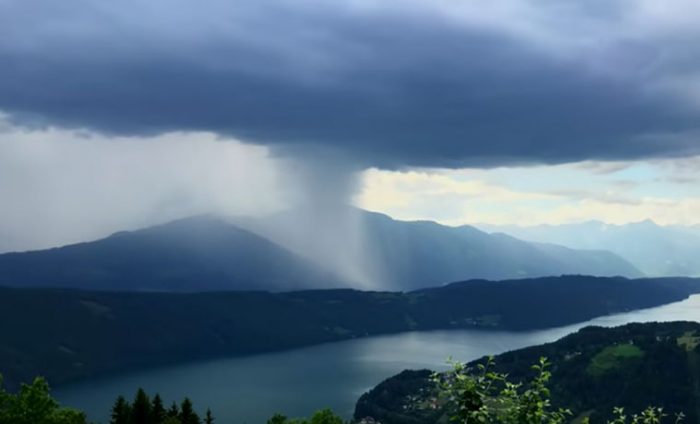 «Tsunami caído del cielo”: el video de lluvia cayendo sobre un lago que está cautivando Internet