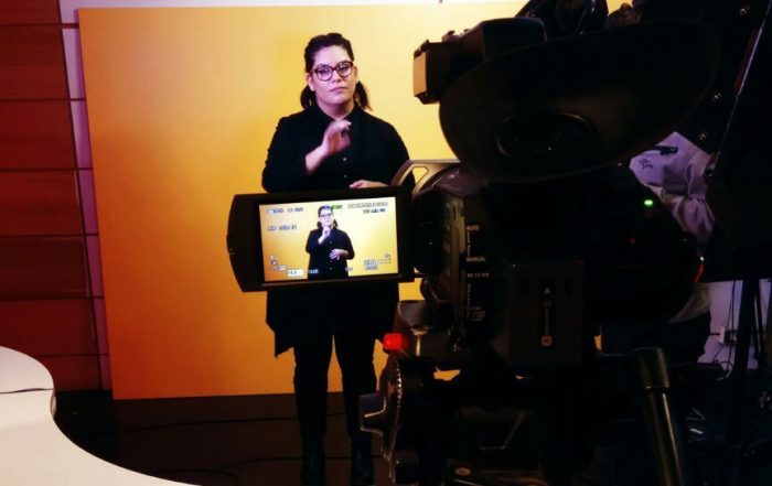 Pionero noticiario inclusivo es conducido en lengua de señas chilena