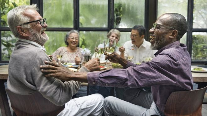 «Senior cohousing»: la tendencia de envejecer rodeado de amigos como alternativa a las residencias (y por qué es bueno para la salud)