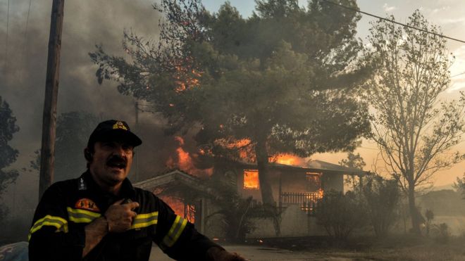 Grecia: al menos 50 muertos en feroces incendios forestales cerca de Atenas