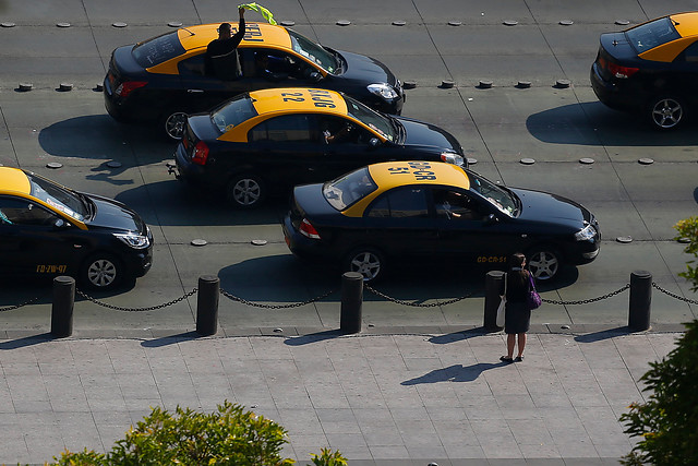 Gremio de taxistas se moviliza en protesta contra la denominada “Ley Uber”