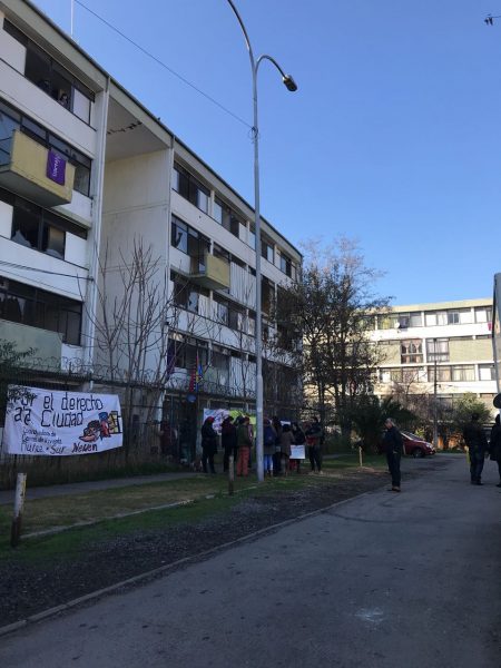 Familias de Ñuñoa se toman block de la Villa Olímpica y exigen reanudar diálogo con el Gobierno por viviendas sociales