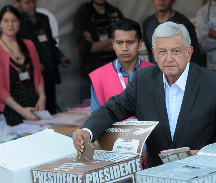 López Obrador vota y dice que mexicanos deciden entre «lo mismo y el cambio»