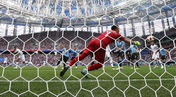 Raphael Varane pone en ventaja a Francia frente a Uruguay