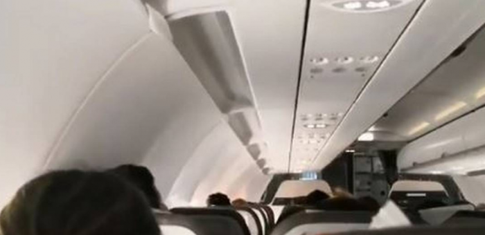 «Saludos a la colonia francesa en el avión»: piloto de avión cuenta en pleno vuelo el resultado del partido de Argentina y los pasajeros estallan de alegría