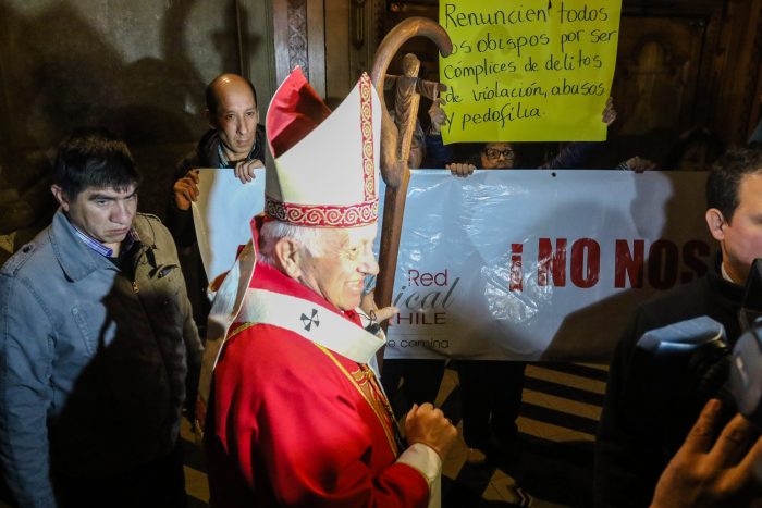 Funan a Ezzati en la Catedral de Santiago: manifestantes exigen renuncia de obispos