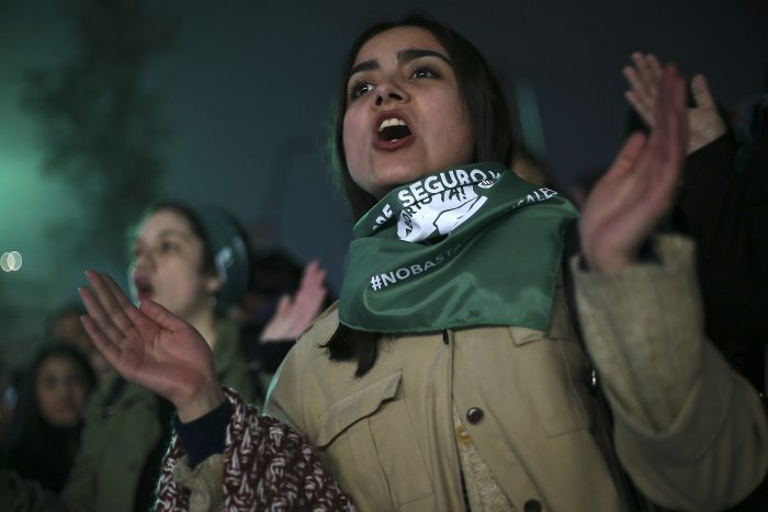 Feministas condenan acciones violentas en marcha por aborto libre y anuncian querella ante el Ministerio Público