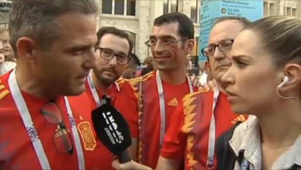 Periodista española frena en seco a hincha que le dijo «guapa» durante despacho en el Mundial