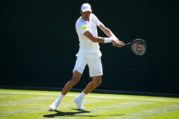 Nicolás Jarry debuta a lo grande: derrota al 30 del mundo y avanza a segunda ronda en Wimbledon