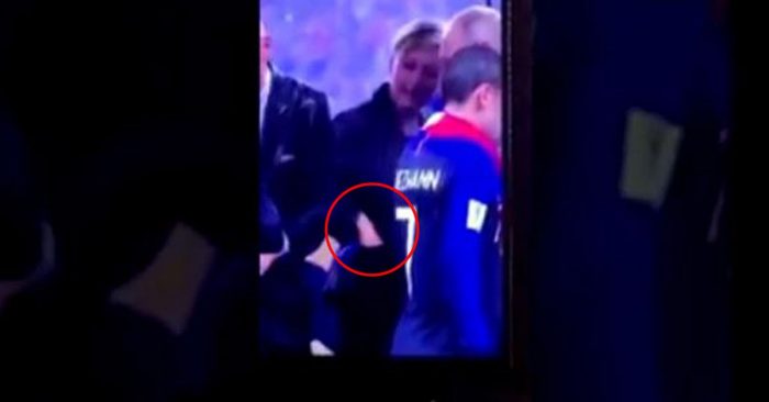 Manos en la masa: captan «robo de medalla» por parte de una de las personas que estaba en el podio del Mundial de Rusia