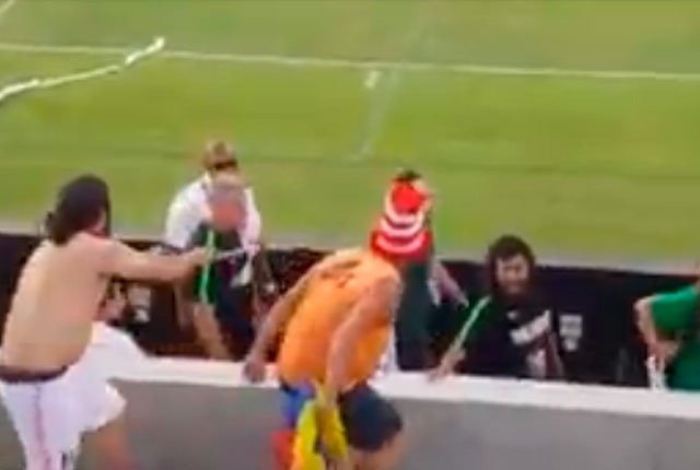 El día de furia de René Higuita: golpea a hincha que comenzó a insultarlo en un estadio