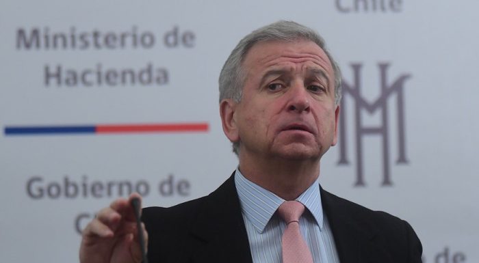 Larraín se defiende y acusa a Moody’s de contradecirse en su análisis sobre Chile