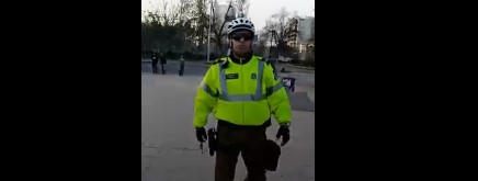 «Eres niñita»: El video que muestra a un Carabinero discutiendo con un skater