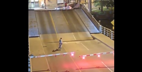 Mujer queda atrapada con su bicicleta en un puente levadizo