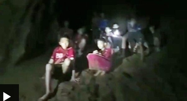 Tailandia: el momento en que los buzos encontraron a los 12 adolescentes atrapados en una cueva desde hace 9 días