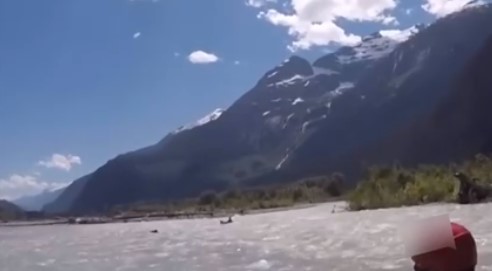 Graban la persecución de un oso  grizzli a un hombre en kayak