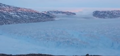 El momento exacto en que se desprende gigantesco iceberg