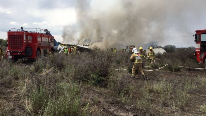 México: un avión de Aeroméxico cae poco después de despegar de Durango con 101 personas a bordo