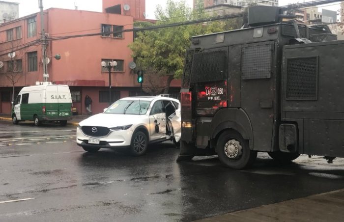 «Guanaco» impacta a vehículo particular en Santa Isabel con Bustamante