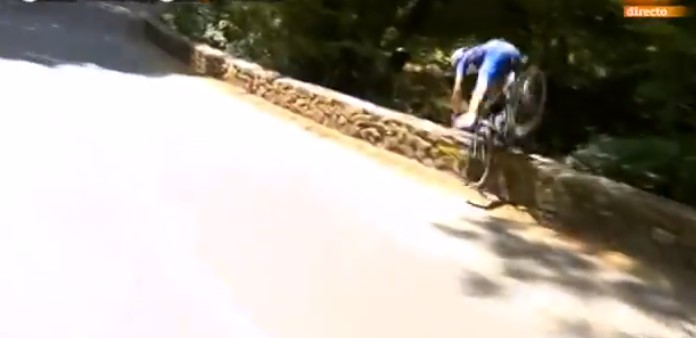 Tour de Francia: Ciclista cae por un barranco y luego termina etapa de la competencia