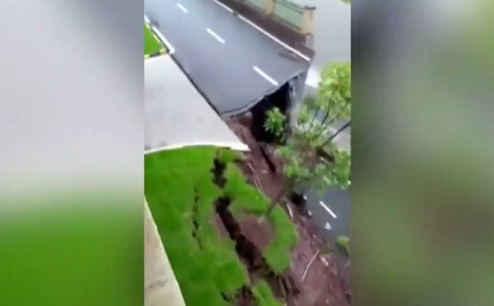 Así fue el espectacular desplome de una carretera en China