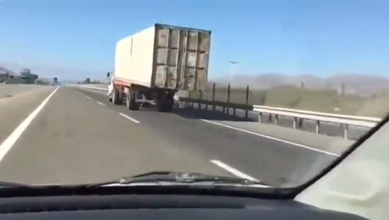 Impacto en redes sociales por camión que circula por la carretera con la mitad de su carga en el aire