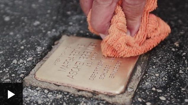 Víctimas de los nazis: el hombre que limpia las placas recordatorias del Holocausto en Salzburgo
