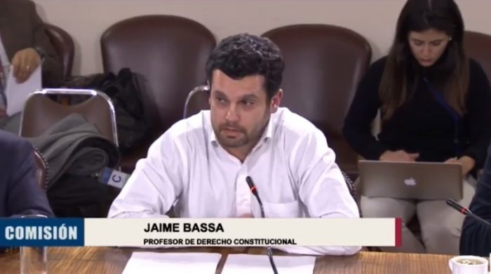 [VIDEO] Con chaqueta y con corbata: la incómoda situación vivida por Jaime Bassa en la Comisión de Defensa Nacional