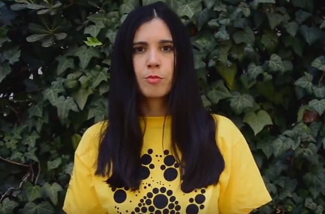 Javiera Mena graba video acerca de la crueldad en la industria del huevo
