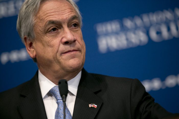 Análisis de Bloomberg: Piñera se lava las manos tras rebaja crediticia de Chile